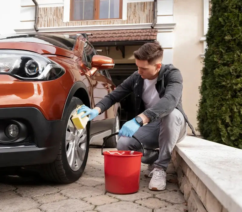 Lavage auto à domicile Bonrepos-sur-Aussonnelle : professionnel intervenant sur un véhicule